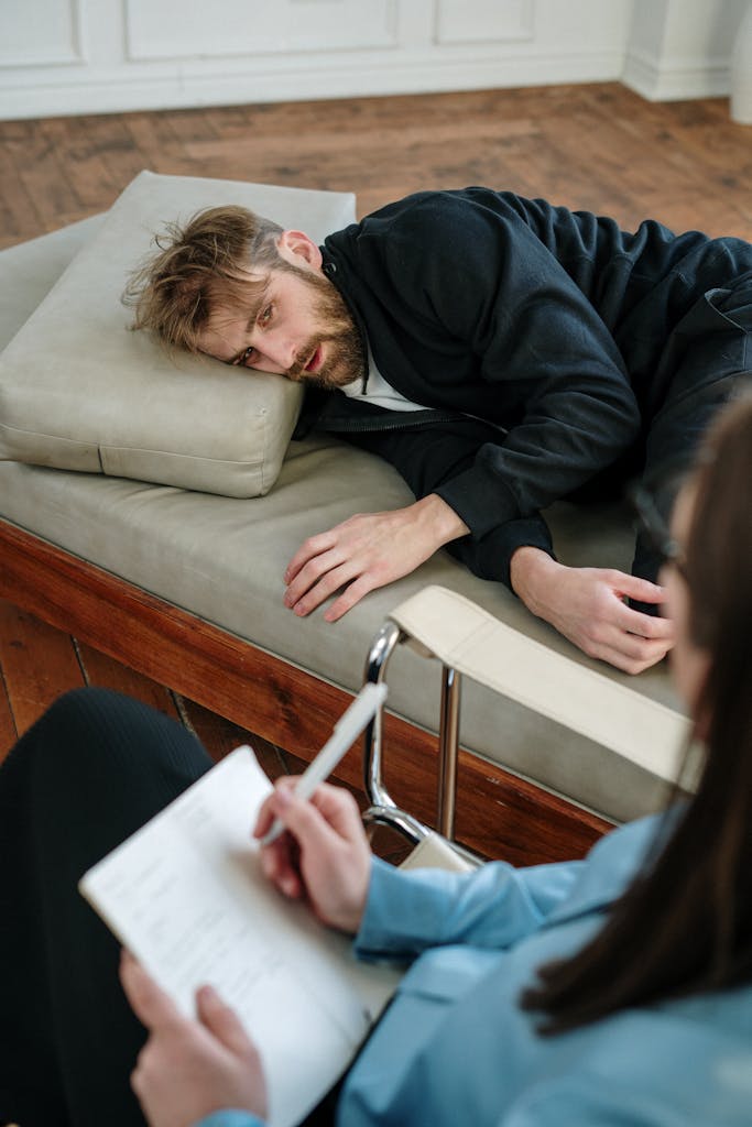 Terapia Emocional Personalizada Therapist and patient during a counseling session focusing on mental health.